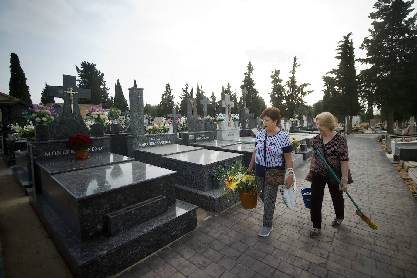 Fotos: Colas para acceder al cementerio de Murcia en la víspera del festivo