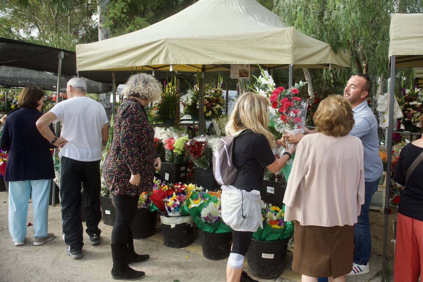 Fotos: Colas para acceder al cementerio de Murcia en la víspera del festivo