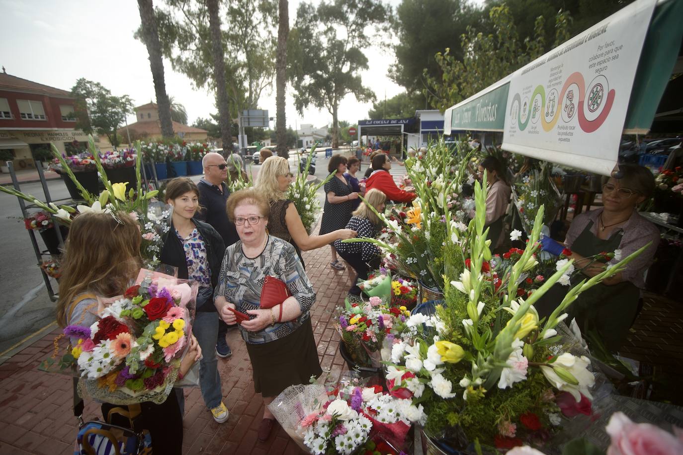 Fotos: Colas para acceder al cementerio de Murcia en la víspera del festivo