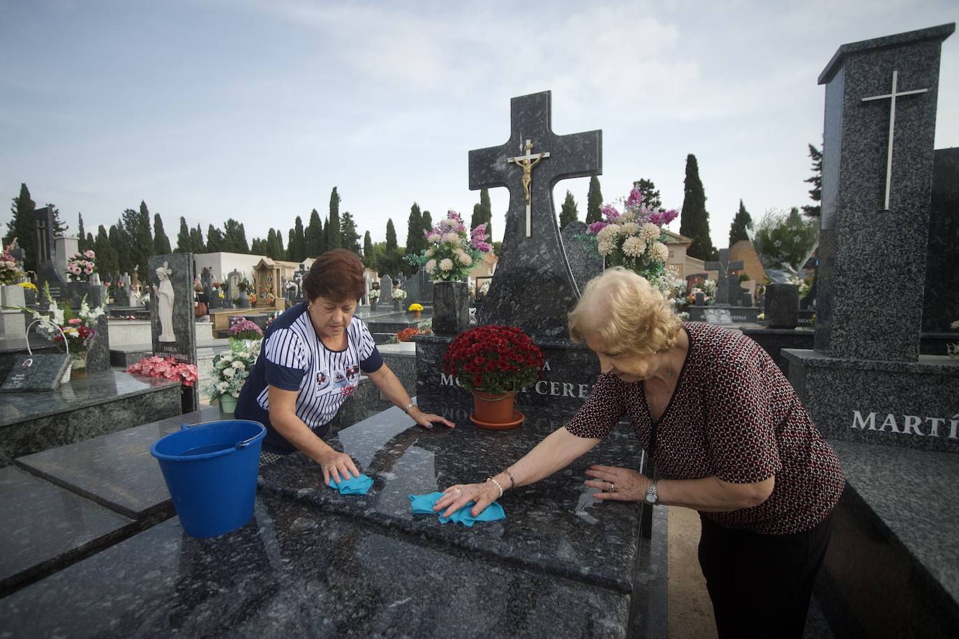 Fotos: Colas para acceder al cementerio de Murcia en la víspera del festivo