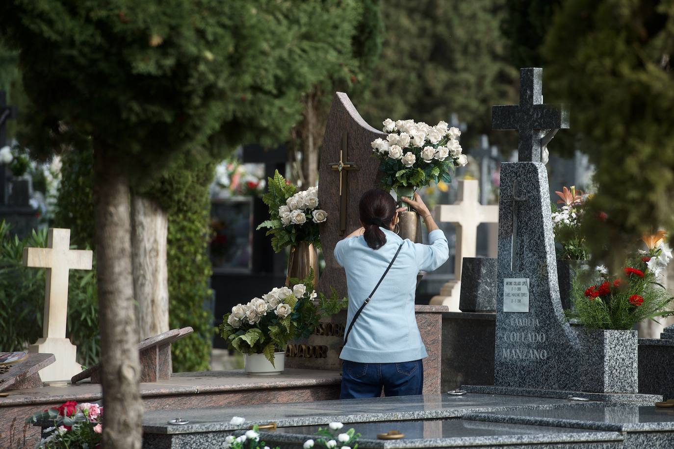Fotos: Colas para acceder al cementerio de Murcia en la víspera del festivo