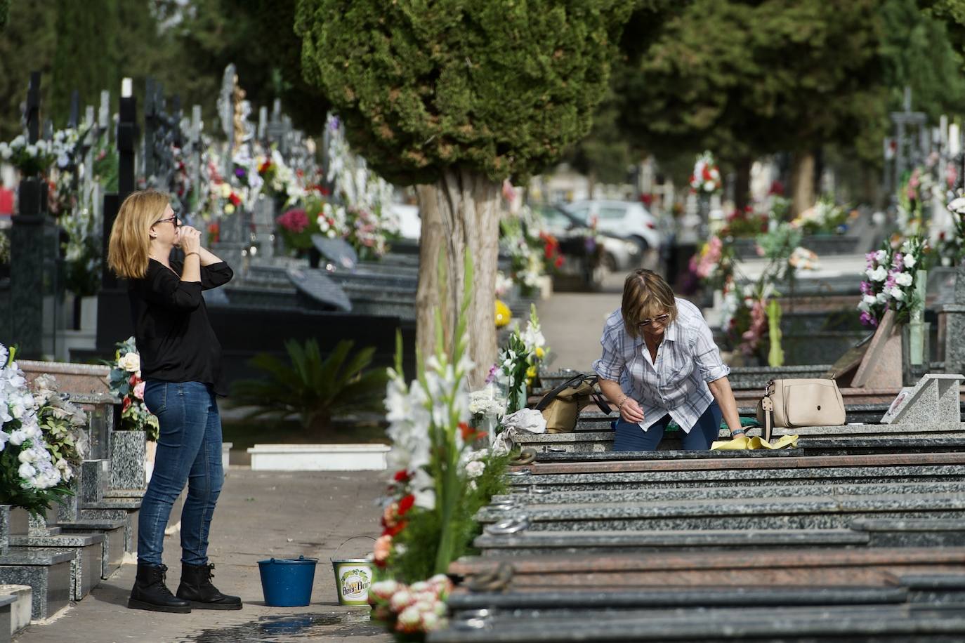 Fotos: Colas para acceder al cementerio de Murcia en la víspera del festivo