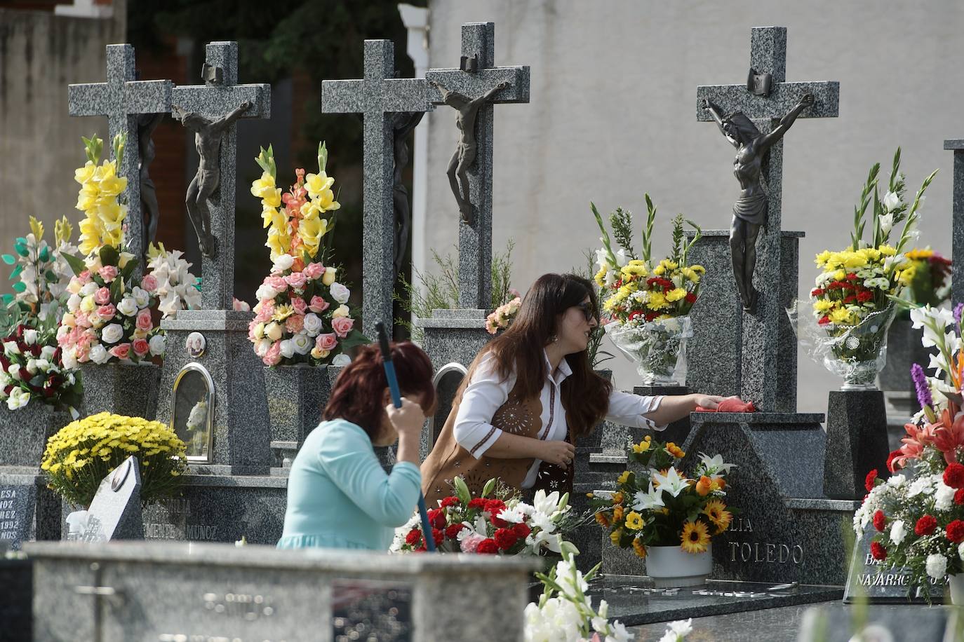 Fotos: Colas para acceder al cementerio de Murcia en la víspera del festivo