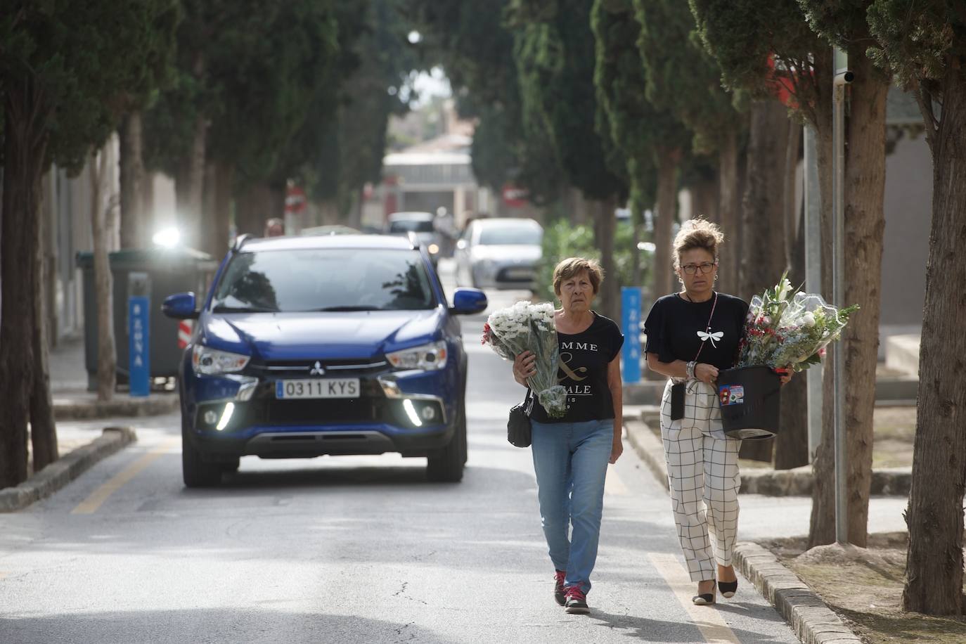 Fotos: Colas para acceder al cementerio de Murcia en la víspera del festivo