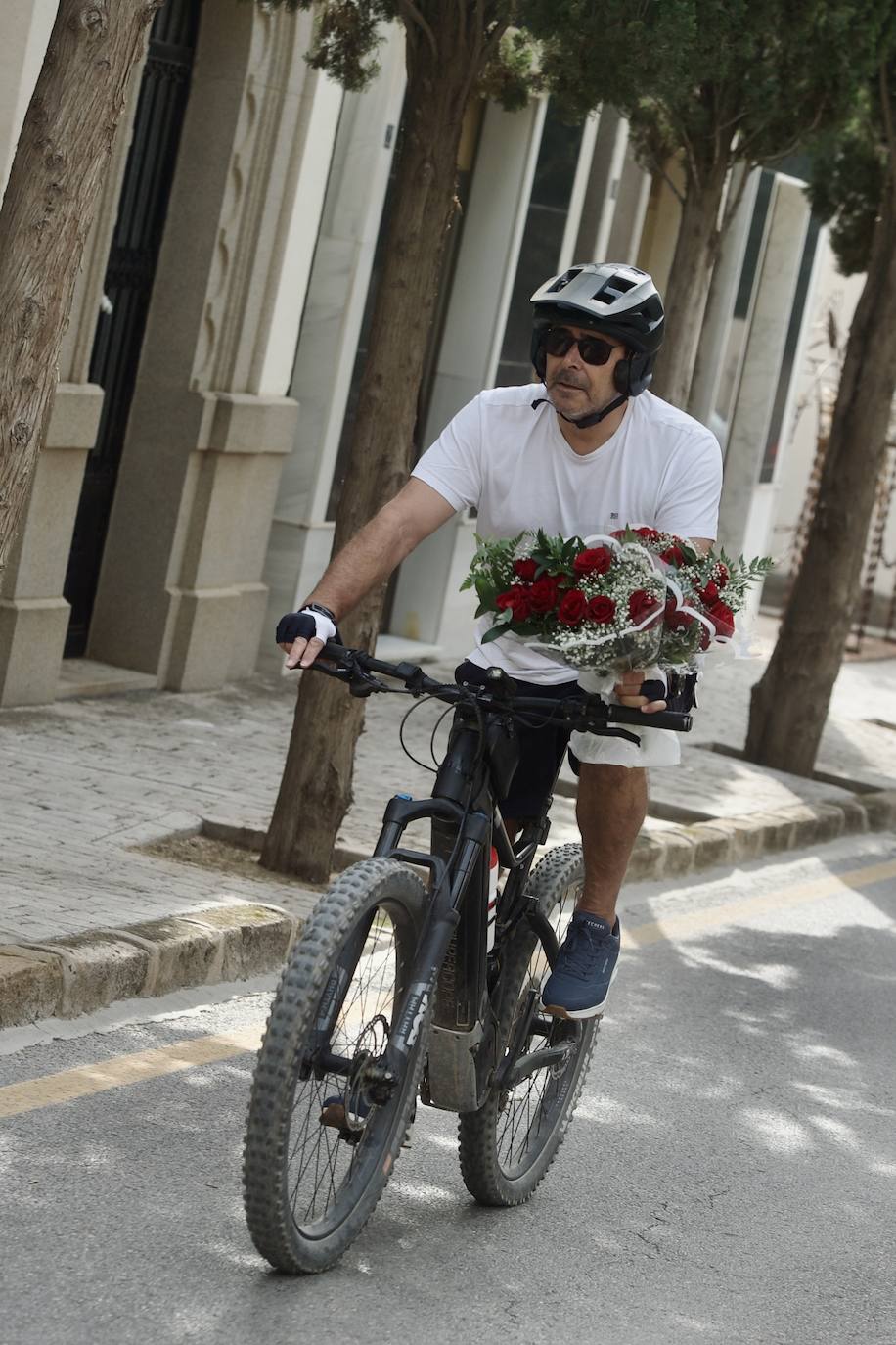 Fotos: Colas para acceder al cementerio de Murcia en la víspera del festivo