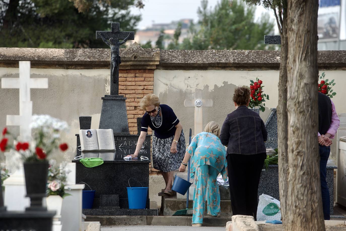 Fotos: Colas para acceder al cementerio de Murcia en la víspera del festivo