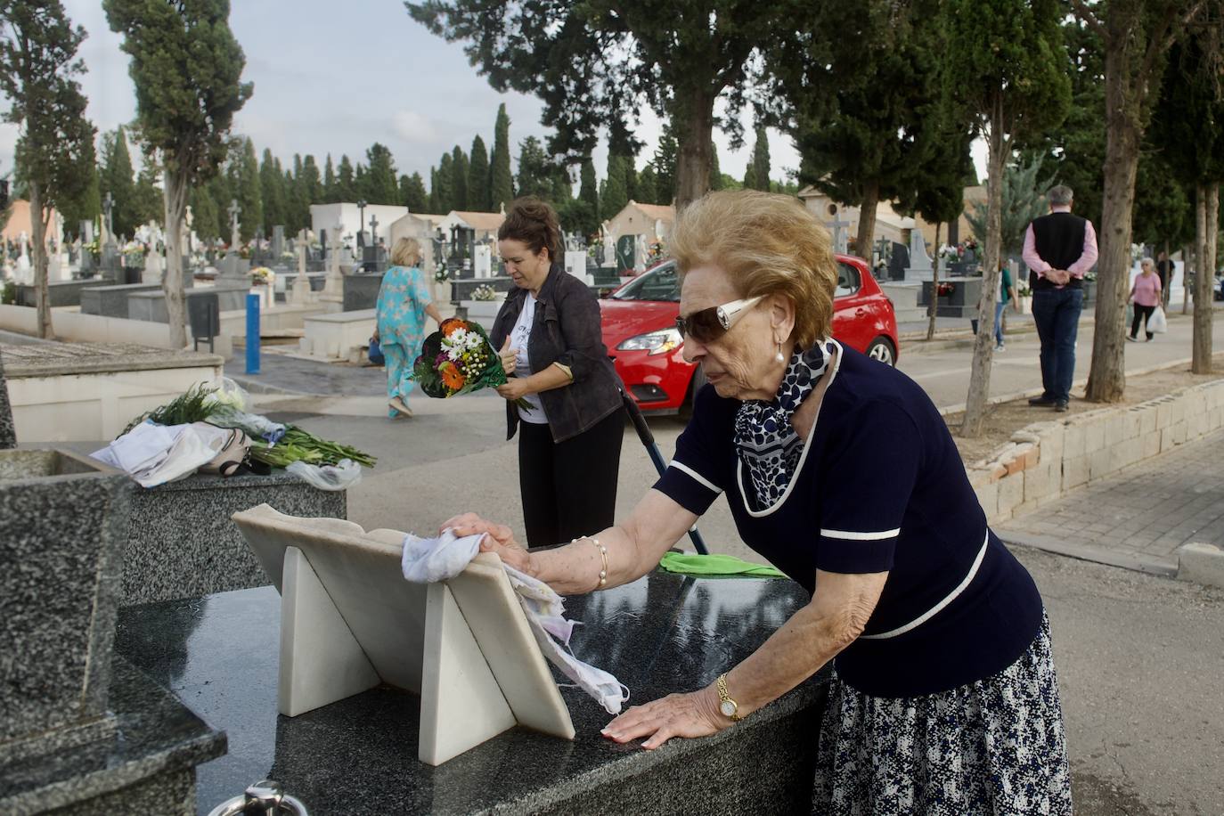 Fotos: Colas para acceder al cementerio de Murcia en la víspera del festivo
