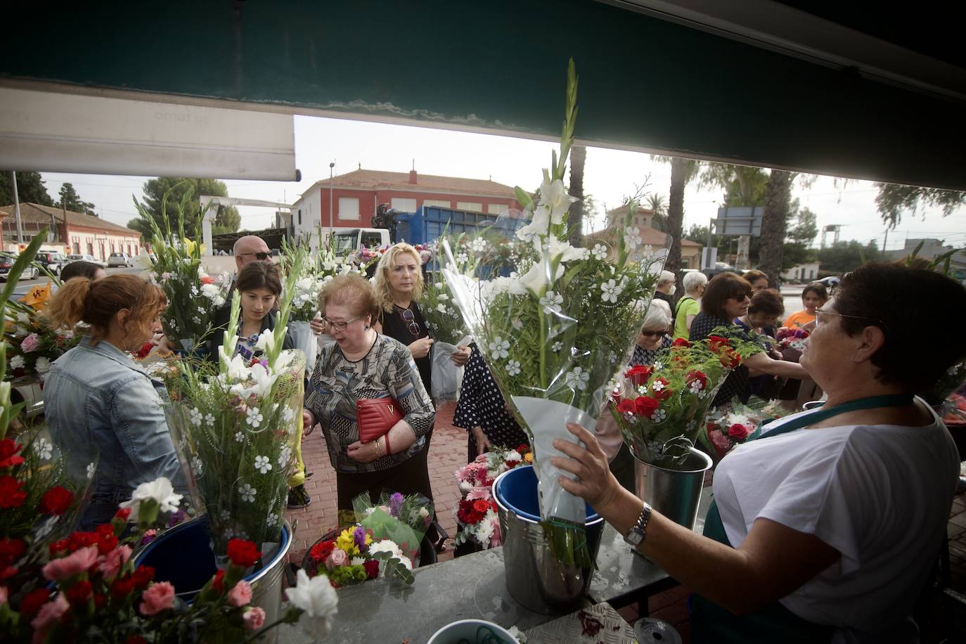 Fotos: Colas para acceder al cementerio de Murcia en la víspera del festivo