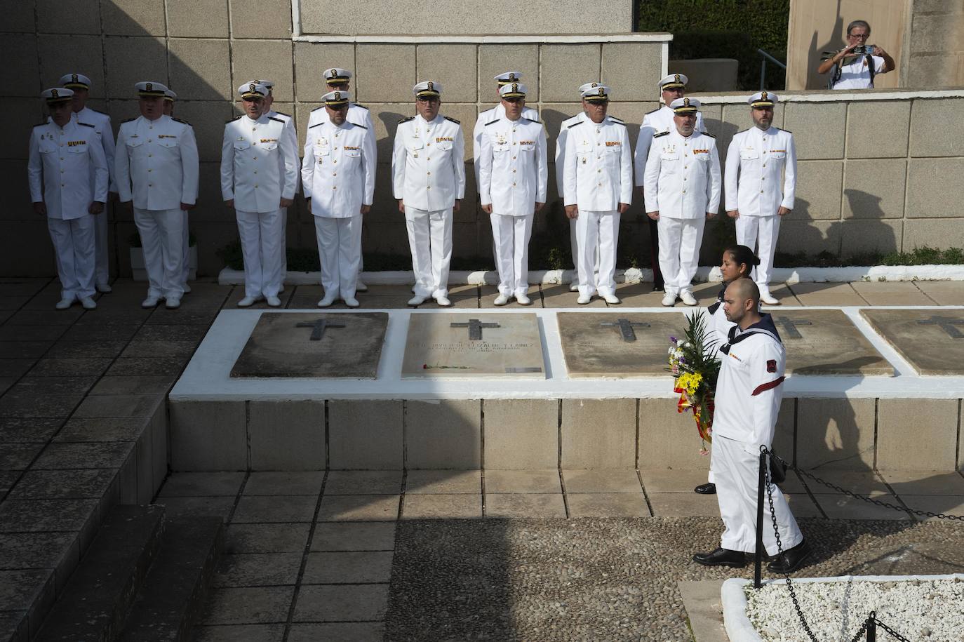 Fotos: El homenaje de la Armada a sus difuntos en el cementerio de Cartagena, en imágenes