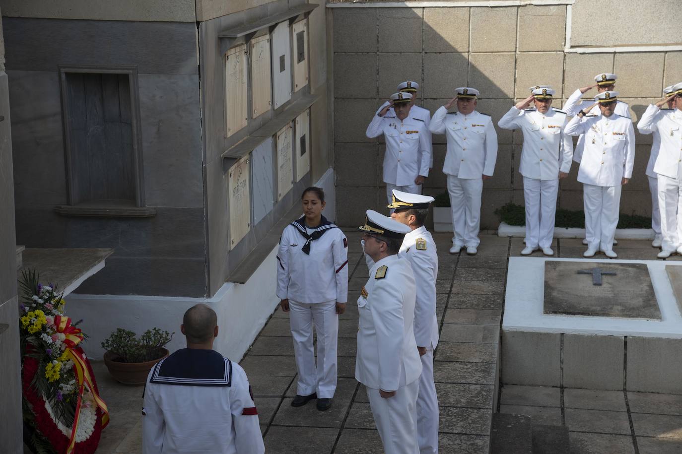 Fotos: El homenaje de la Armada a sus difuntos en el cementerio de Cartagena, en imágenes