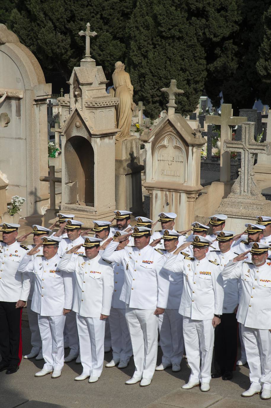 Fotos: El homenaje de la Armada a sus difuntos en el cementerio de Cartagena, en imágenes