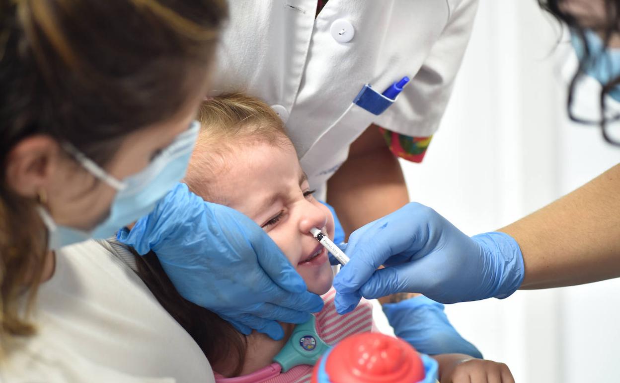 Enfermeras del centro de salud de El Carmen administran una dosis intranasal de la vacuna de la gripe, este miércoles en Murcia. 