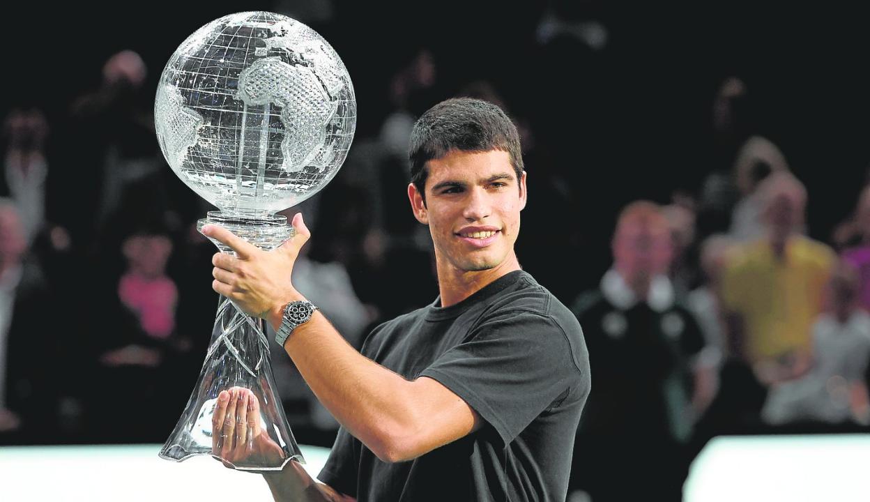 Carlos Alcaraz recogiendo el trofeo que le acredita como número 1 del mundo, el pasado lunes en París. 