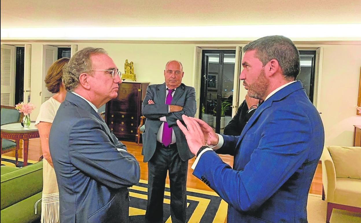 El consejero Luengo, ayer con el embajador de España en Tailandia. 