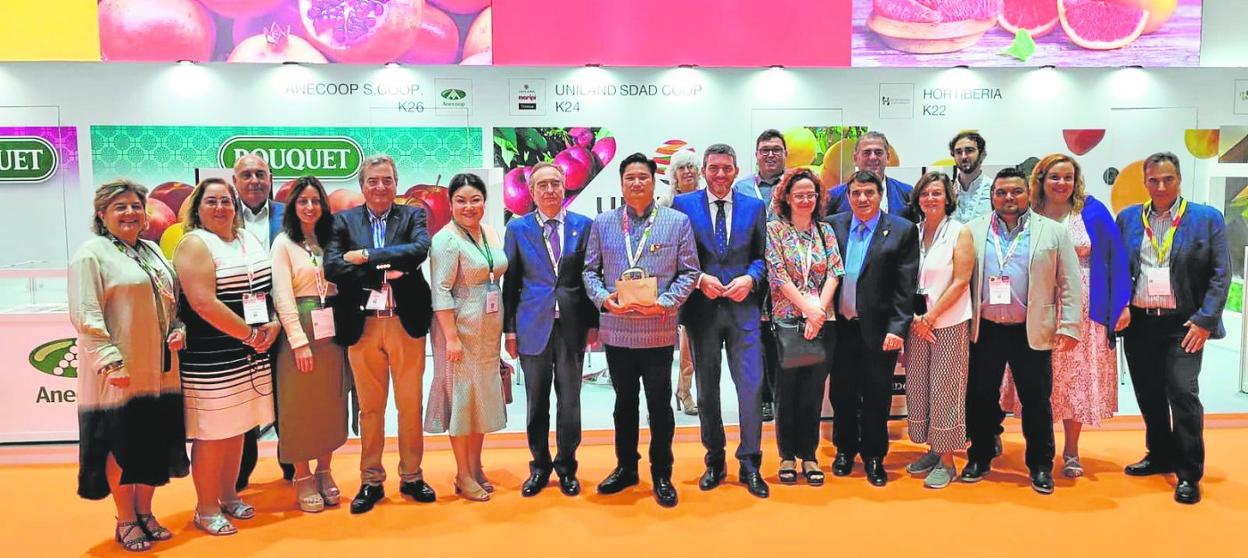 El consejero (en el centro), con miembros de la delegación regional, el embajador de España y el director general de Agricultura tailandés. 