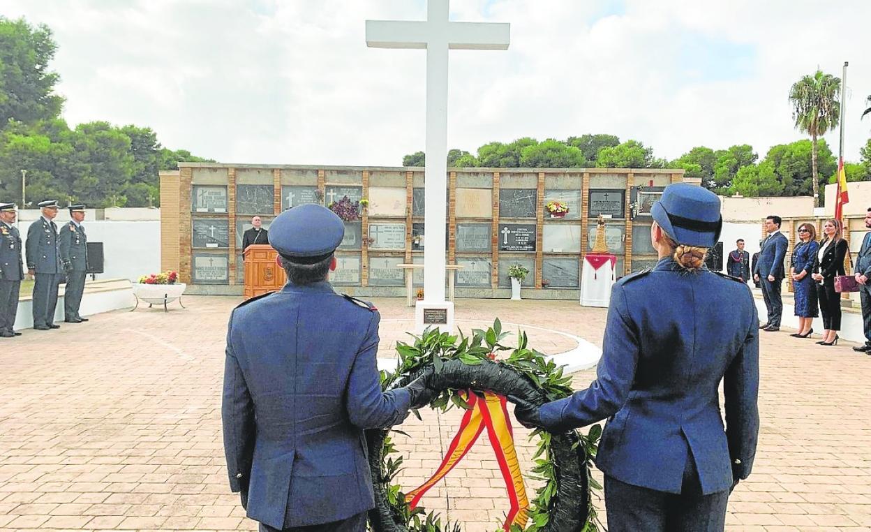 Homenaje a los militares fallecidos con motivo del Día de los Caídos por la Patria.
