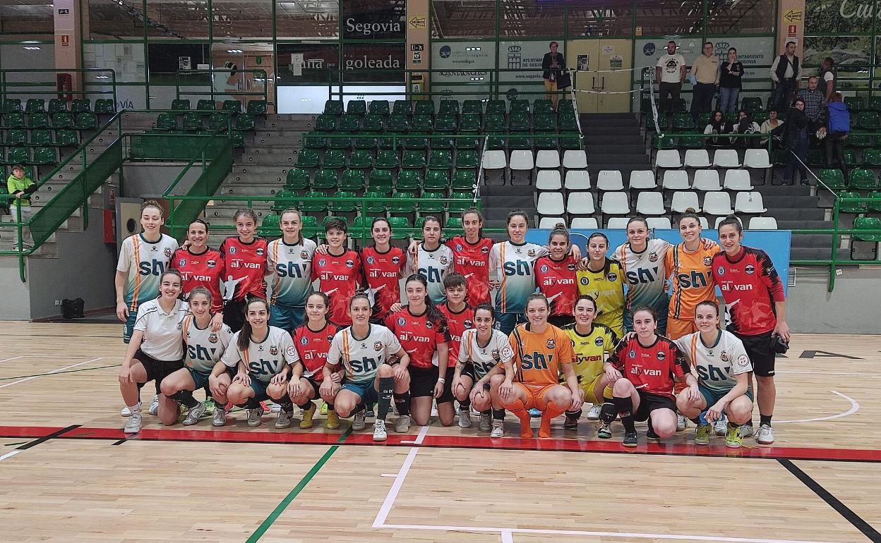 Las jugadoras del STV Roldán junto a las del SegoSala tras el choque del pasado martes 