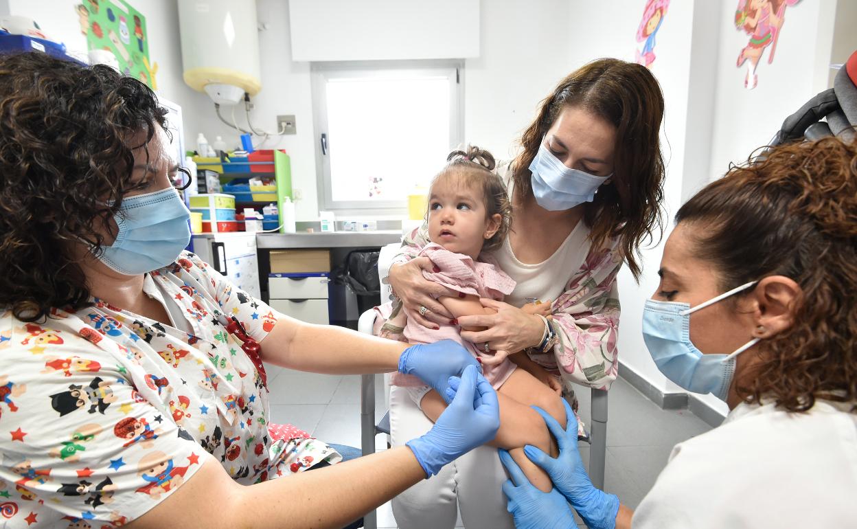 Enfermeras del centro de salud de El Carmen, en Murcia, administran la vacuna de la gripe a una niña, esta semana.