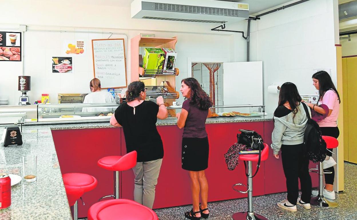 Clientas en la cantina del instituto Alfonso X el Sabio de Murcia, ayer. 