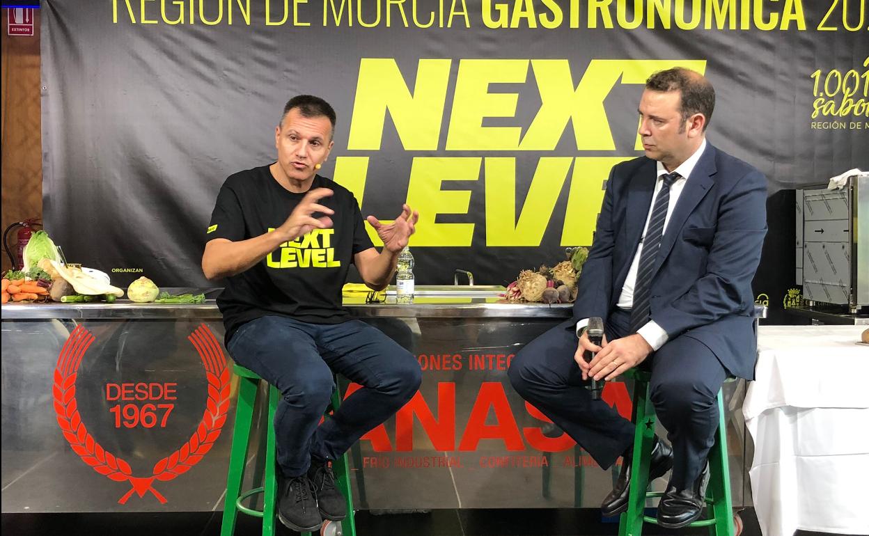 Oriol Castro (izq), este viernes, durante su ponencia en Región de Murcia Gastronómica 2022. 