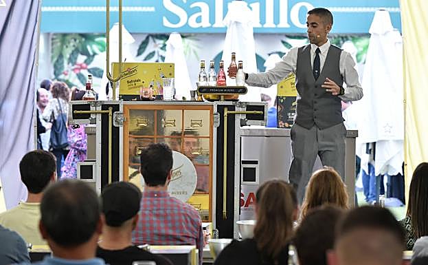 Los participantes del taller siguen el proceso. 