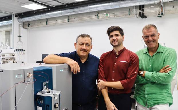 Los investigadores Francisco J. Nicolás (IMIB-Pascual Parrilla), Javier Stelling-Férez (UCAM) y José A. Gabaldón (UCAM). 