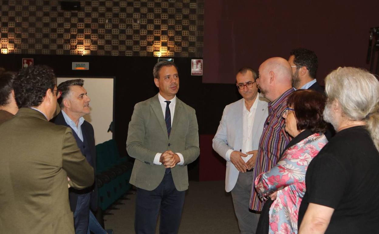 El consejero Marcos Ortuño y el secretario general de la Consejería, Juan Antonio Lorca, conversan con los representantes del sector audiovisual de la Región.