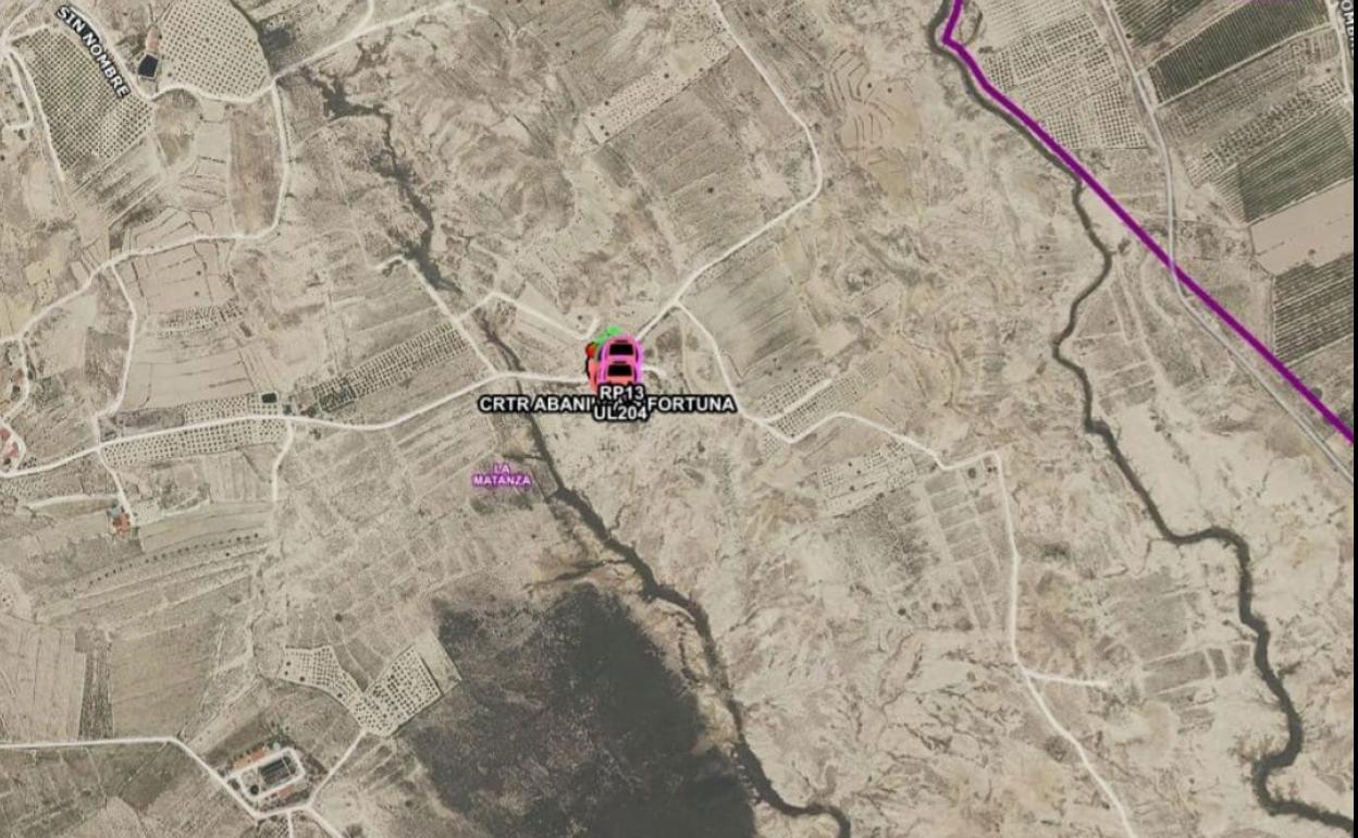 Bomberos trabajan en la extinción de un incendio declarado en el ecoparque de Fortuna