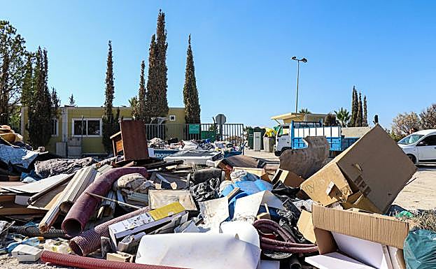 Estado del exterior del ecopunto de Fortuna, antes de que se incendiara.