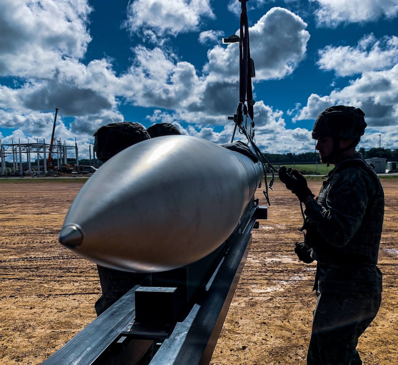 Soldados españoles con uno de los misiles que utilizan.