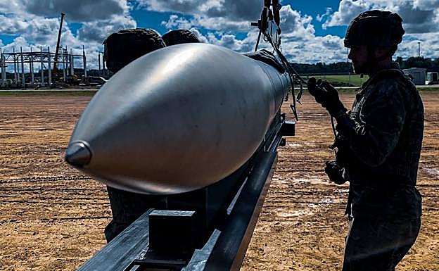 Soldados españoles con uno de los misiles que utilizan.