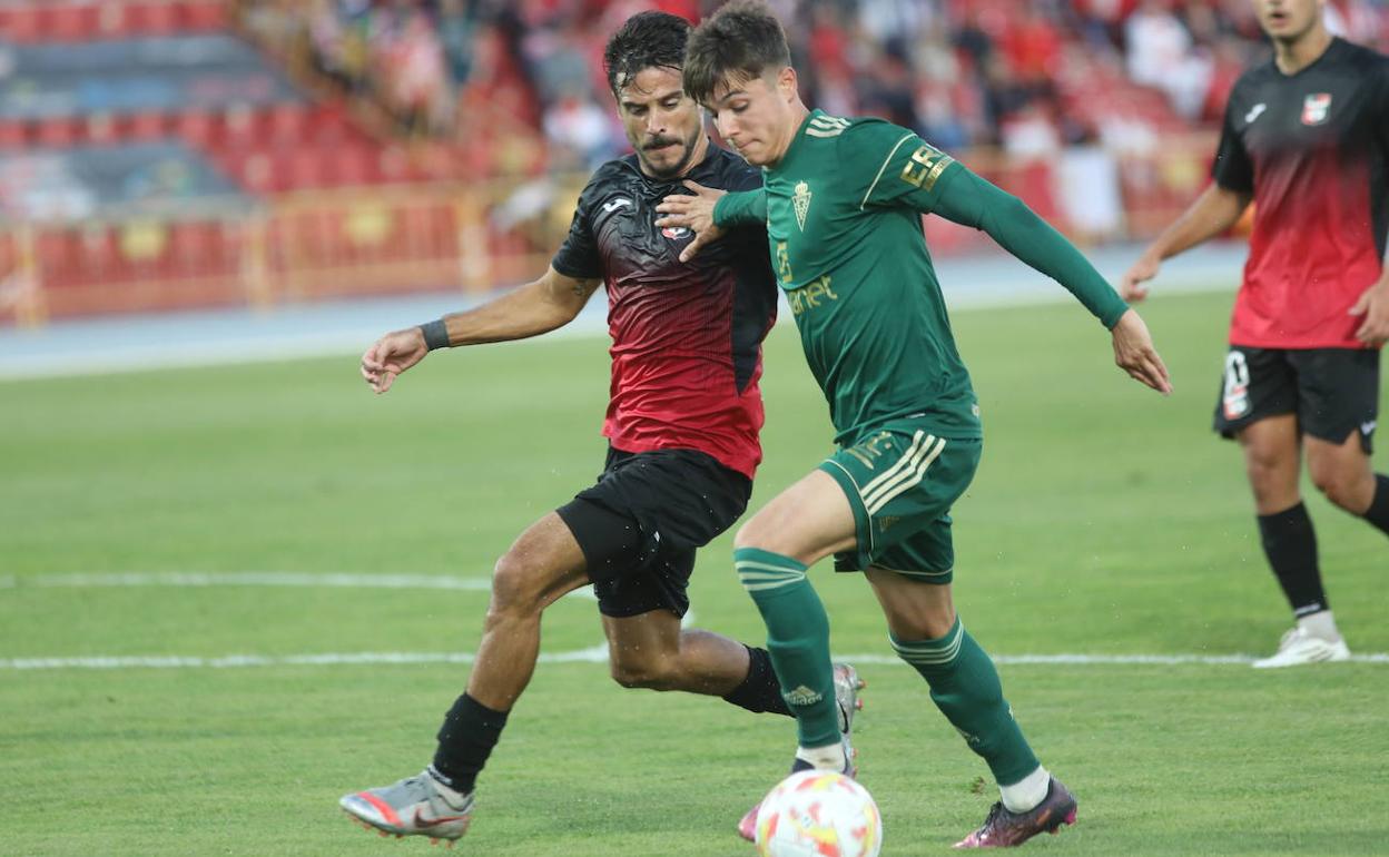 Arnau Ortiz conduce el esférico.