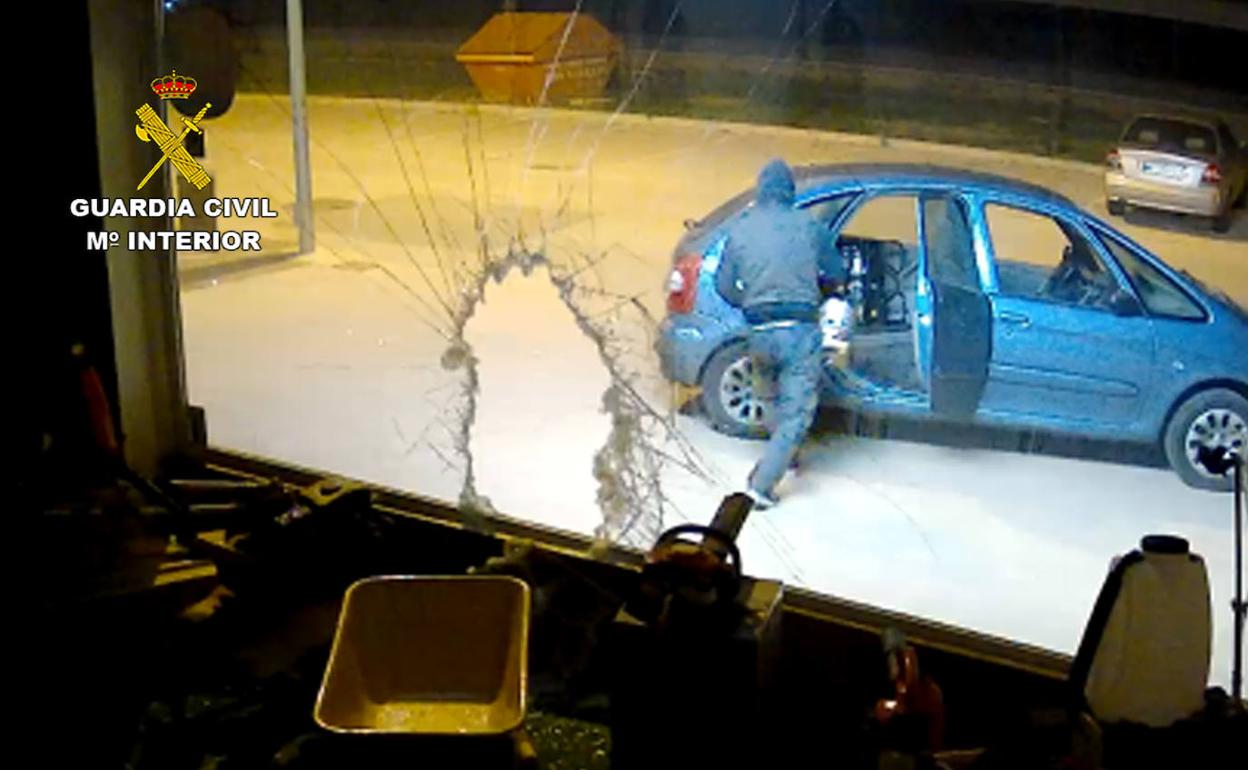 Imágenes de las cámaras de seguridad de la empresa afectada por el robo. 