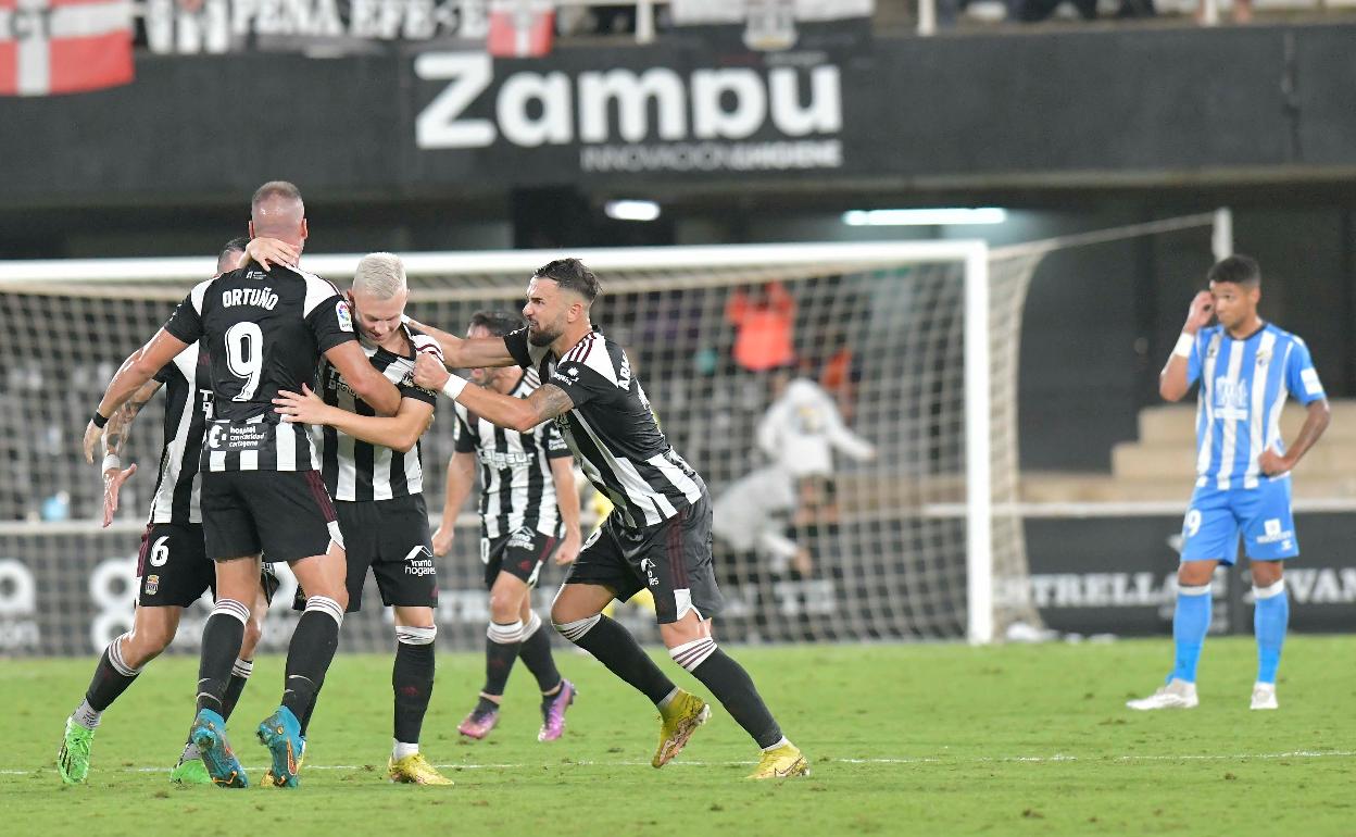 El extremo sueco Isak Jansson celebra con sus compañeros, tras marcar el gol de la victoria ante el Málaga, el pasado jueves en el Cartagonova. 