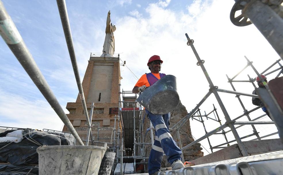 Los andamios ya están colocados hasta los pies del Cristo, a unos 60 metros sobre la explanada base del montículo. 