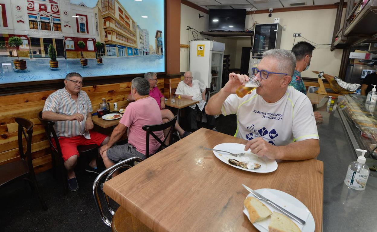 Clientes en un bar de Jumilla, en una foto de archivo.