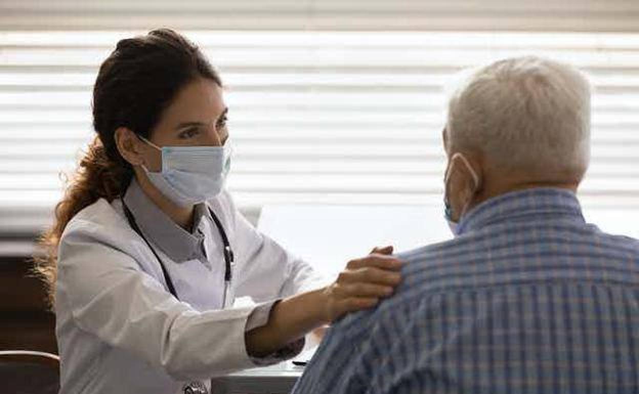 Un hombre en una revisión médica, en una imagen de archivo.