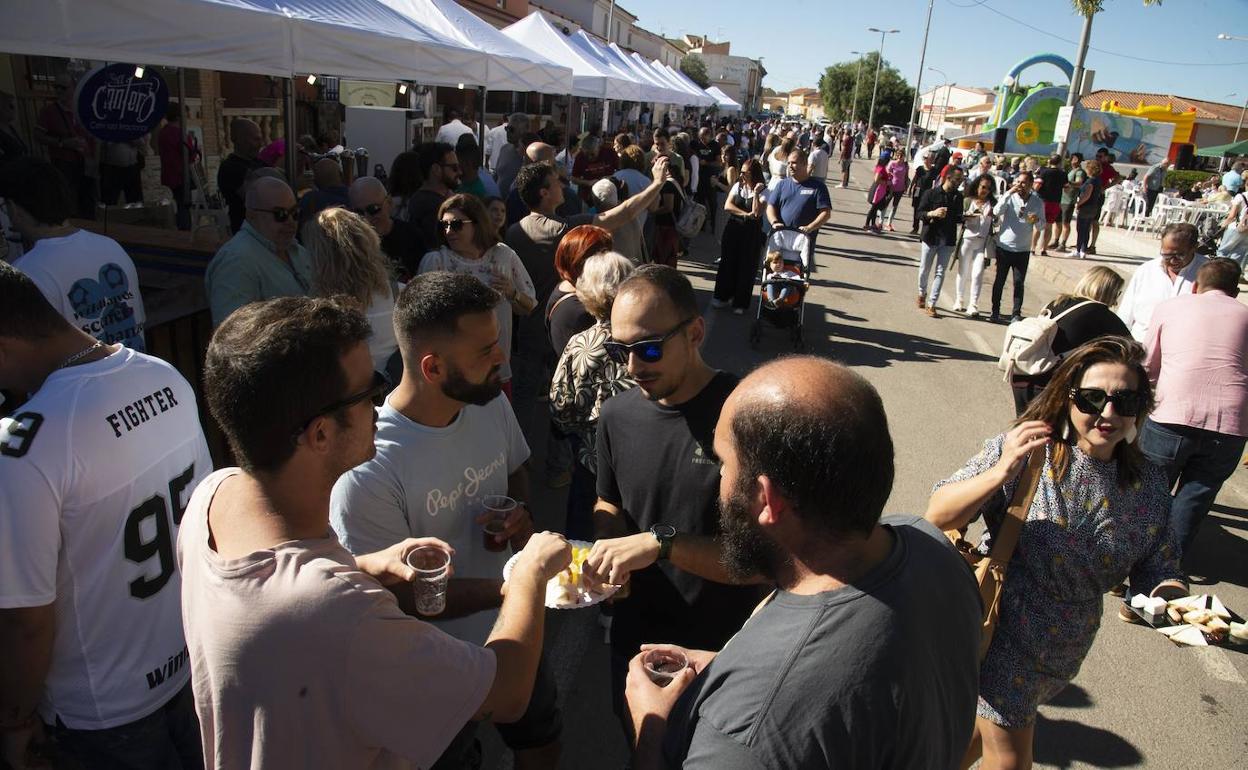 Degustación junto a uno de los expositores de la feria.
