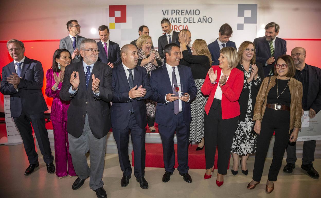 Los premiados junto a autoridades y patrocinadores, en el Auditorio El Batel de Cartagena. 