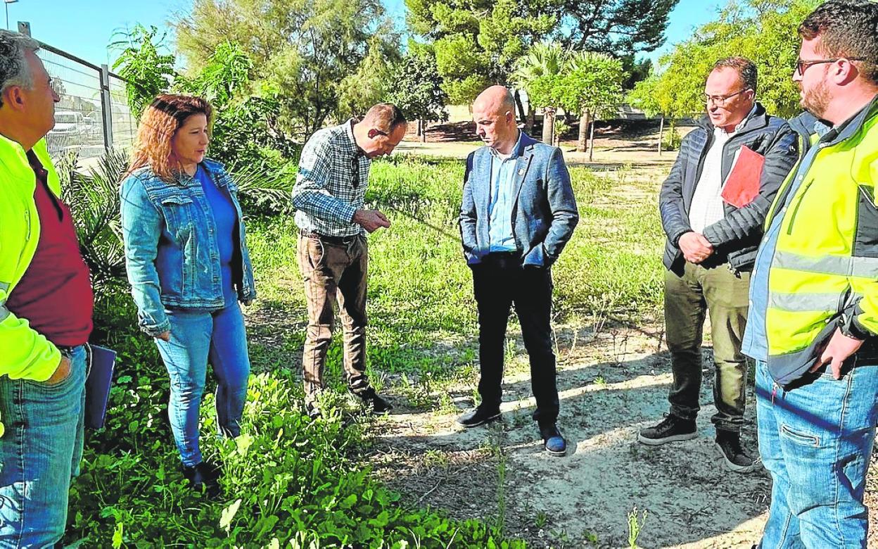 Visita del alcalde y de técnicos municipales al parque de El Chorrico. 