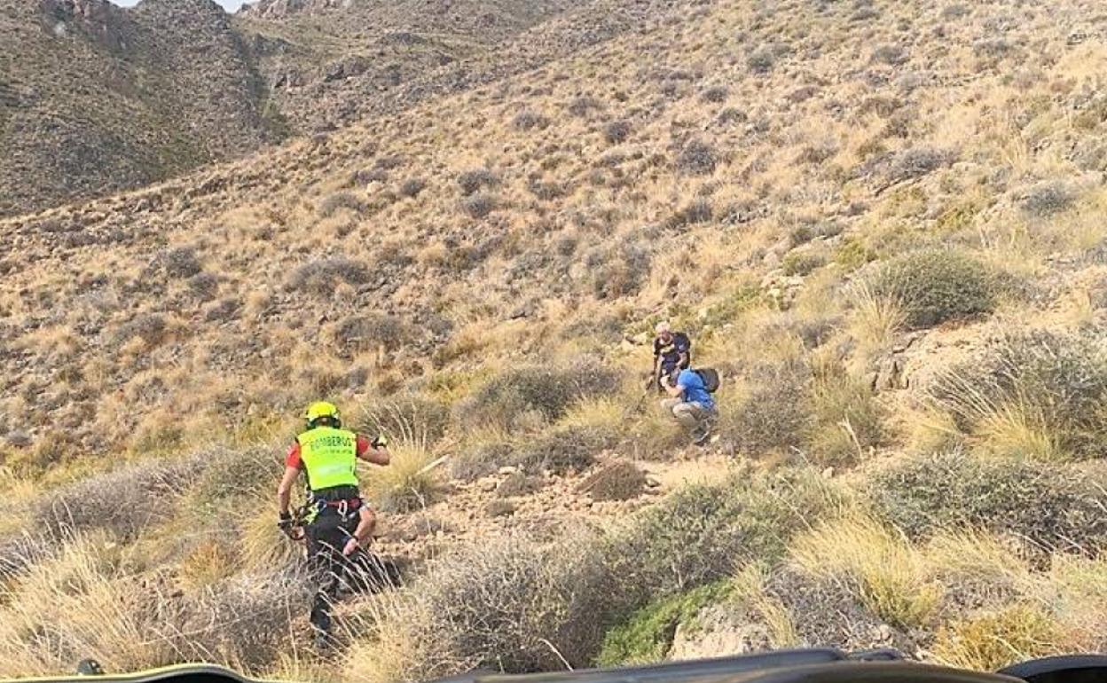 Bomberos rescatan al senderista que se encontraba indispuesto en Cartagena, este martes.
