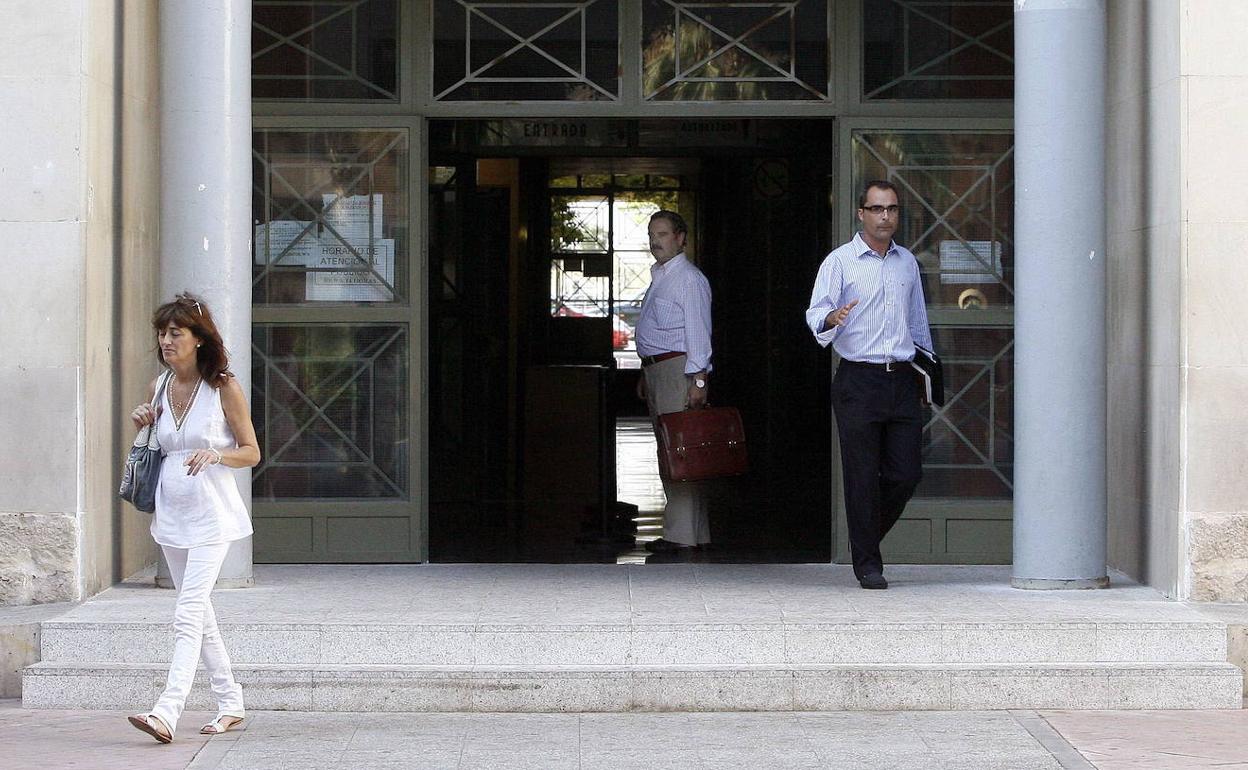 Ciudadanos abandonando la sede de los juzgados en Alicante. 
