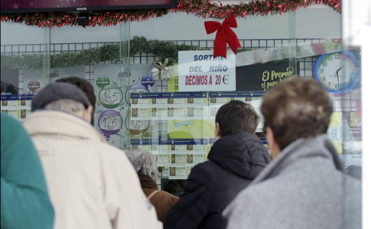 Una administración repleta de personas para adquirir el décimo de la Lotería del Niño.