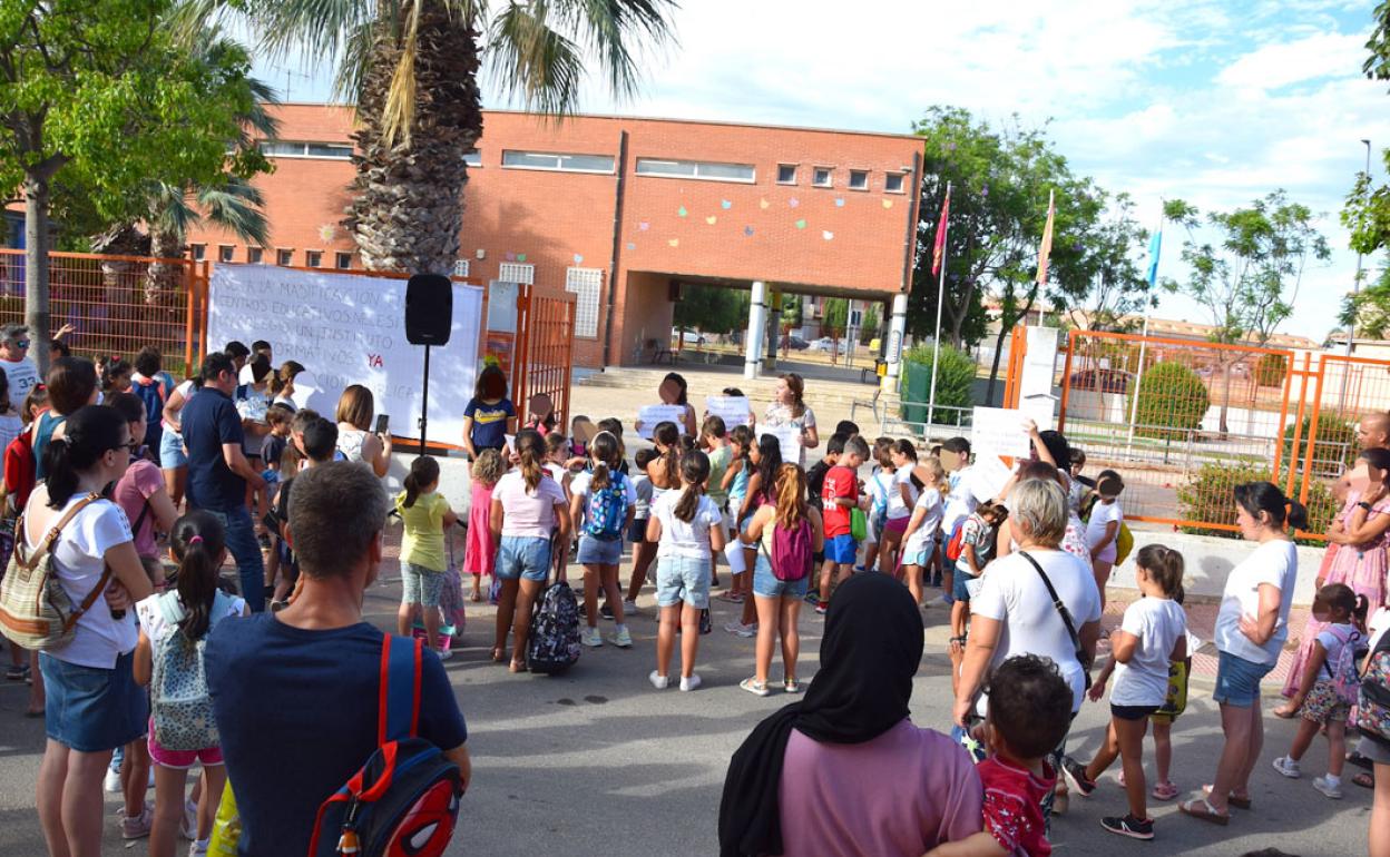Imagen de archivo de una protesta en un colegio de la Región de Murcia. 