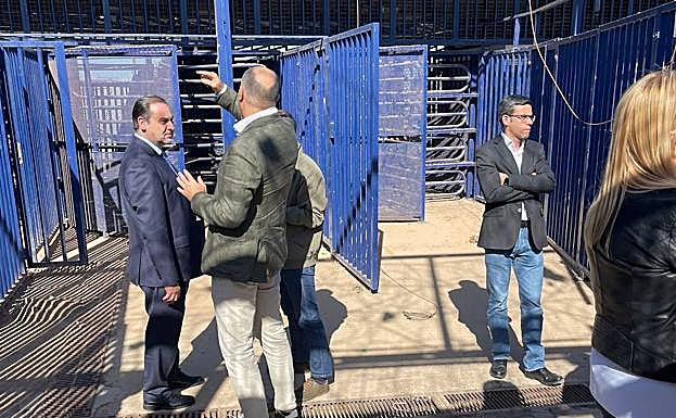 El exministro José Luis Ábalos junto a varios diputados visitando este lunes exactamente el patio que aparece en las imágenes y donde yacían los inmigrantes heridos y fallecidos de la grabación. 
