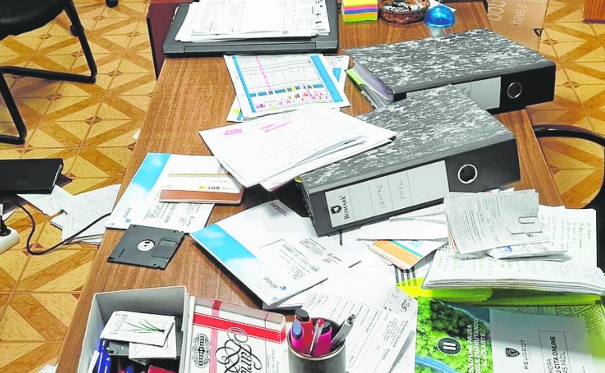 Una mesa de la oficina de la empresa Construcciones Paredes. 