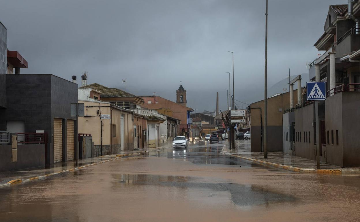 Imagen de archivo de una calle de La Unión inundada por las lluvias.