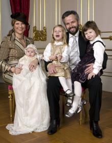 Imagen secundaria 2 - Arriba, la princesa Marta Luisa, el príncipe Haakon y la princesa Mette-Marit participan en la Marcha de la Rosa en Oslo. A la izquierda, Marta Luisa con su marido, Ari Behn y sus hijas. A la derecha, la familia real en los actos por el 80º aniversario de los reyes de Noruega.