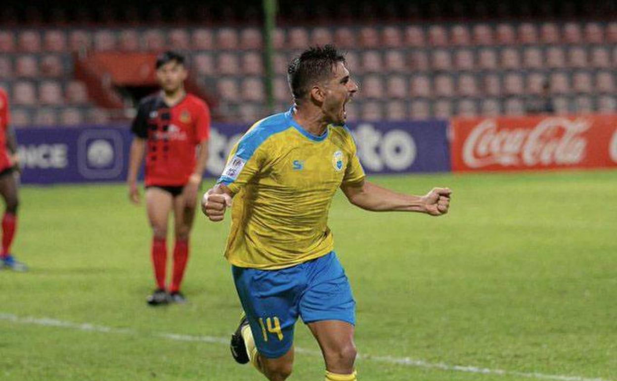 Borjas Martín celebra un tanto durante su etapa en Maldivas. 