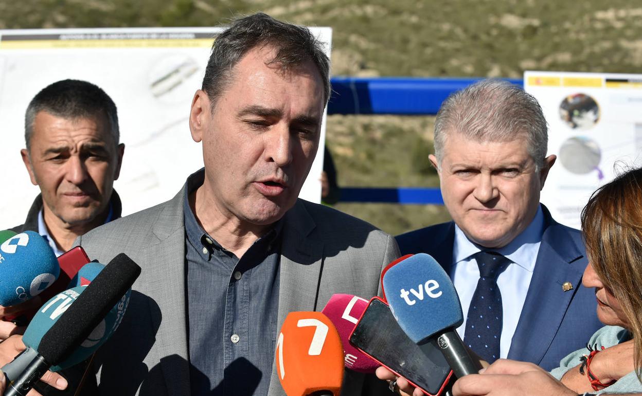 El delegado del Gobierno en Castilla-La Mancha, Francisco Tierraseca, atiende a los medios este miércoles en Yecla. A su izquierda, su homónimo en la Región de Murcia, José Vélez.